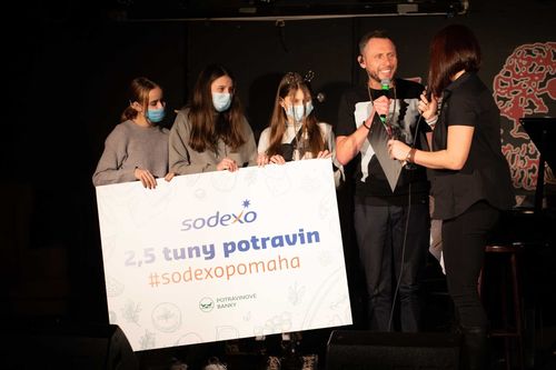 Jan Tuna předává 25 tuny potravin