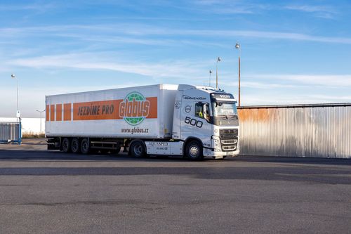 Kamion s potravinami Globus