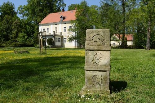 3 Populární atrakcí v zahradě Památníku je patník Dášeňky Po jejích dalších osudech či potomcích zde vyhlašují pátrání foto Památník Karla Čapka