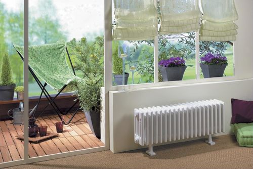 Designovy radiator Zehnder Charleston Plinth elektricky white foto zdroj Zehnder