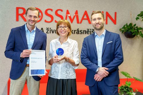 Předání ocenění zleva Karol Jakubek ROSSMANN Renata Soukupová ROSSMANN a zástupce společnosti Kincentric